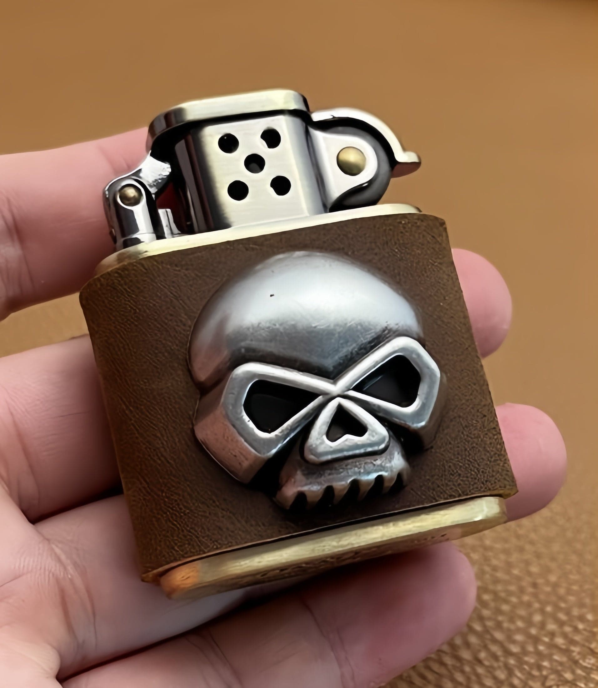 ZORRO 506 Vintage Brass Oil Lighter – Handmade Crazy Horse Leather Case with Five-Point Star – Lighter – view 3